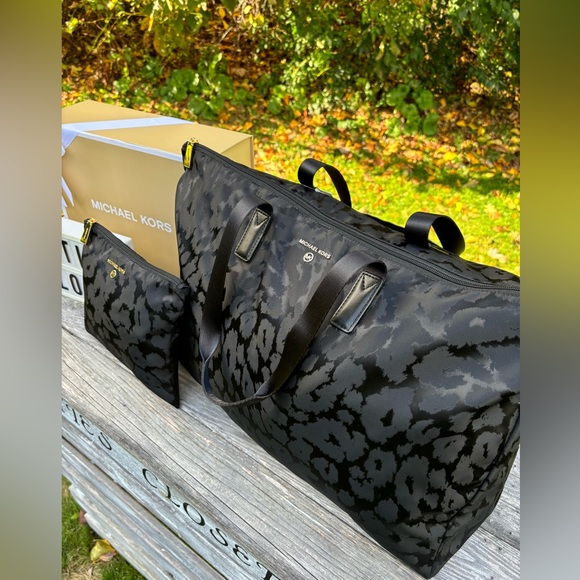 NWT ANIMAL PRINT MICHAEL KORS BIG BOY OVERNIGHT SET! - Picture 9 of 15